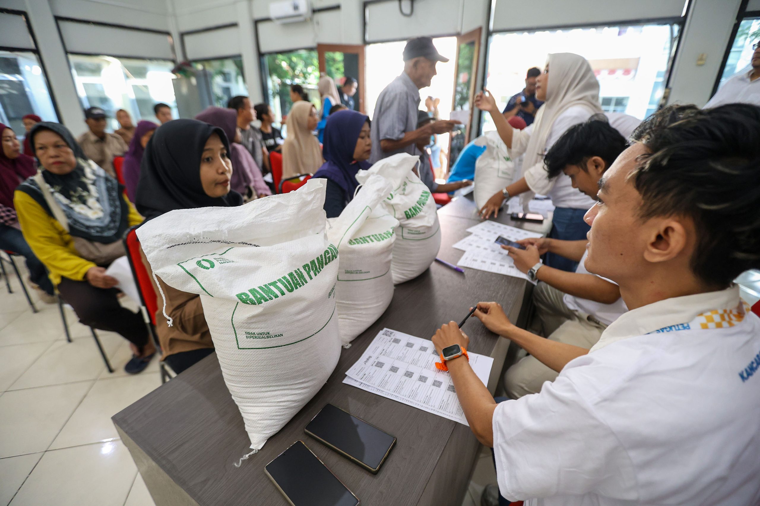 Pemkot Surabaya Bareng Bulog Salurkan Bantuan Pangan Beras 3 Bulan untuk 184 Ribu KPM