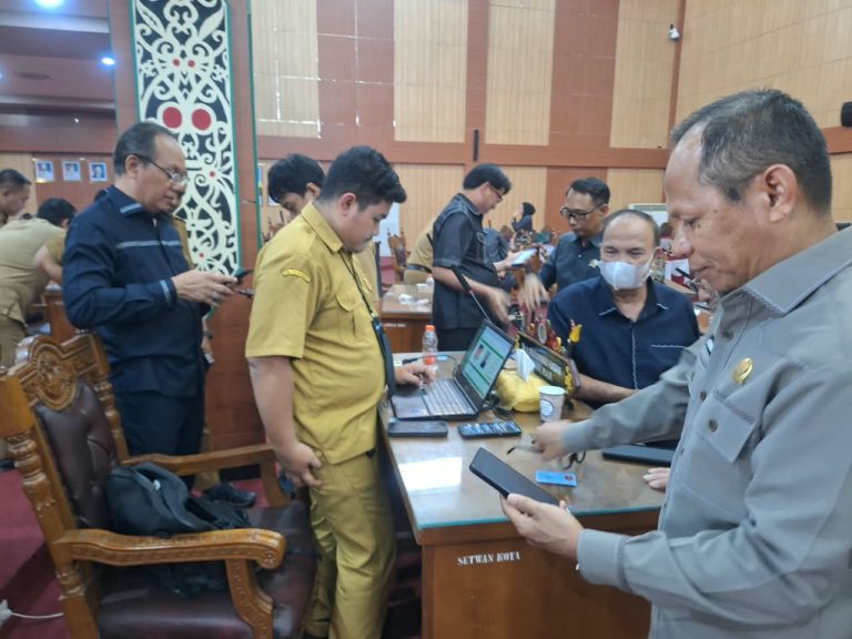 Dukung Digitalisasi Adminduk, Pimpinan dan Anggota DPRD Palangka Raya Serentak Aktivasi IKD