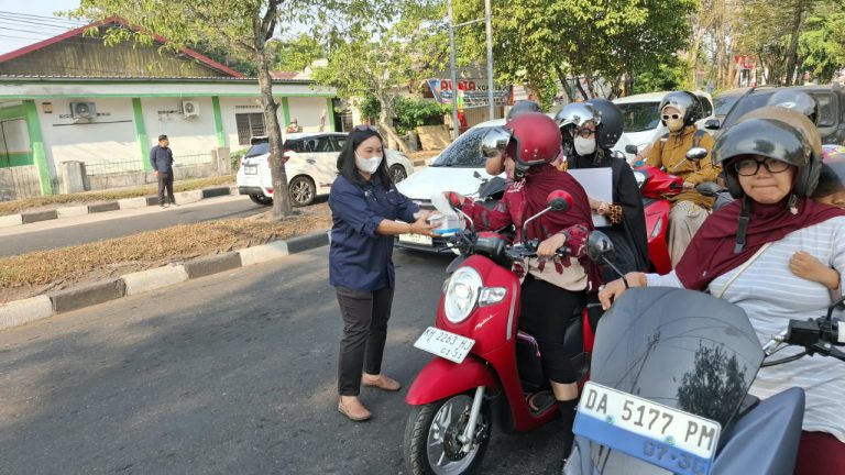 Tanggap Dampak Karhutla, DLH Palangka Raya Bagikan 1.000 Masker kepada Pengguna Jalan