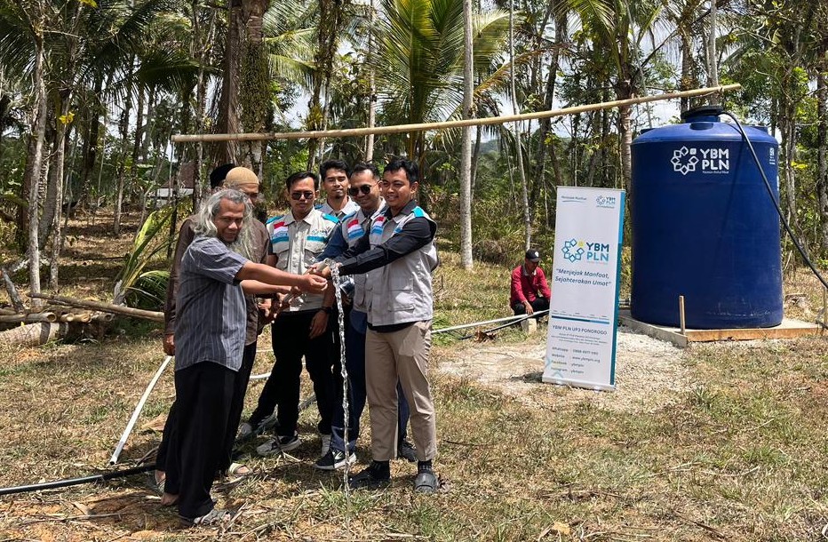 Peringati Hari Pelanggan Nasional, PLN Salurkan Bantuan Air Bersih untuk Warga Pacitan dan Mojokerto
