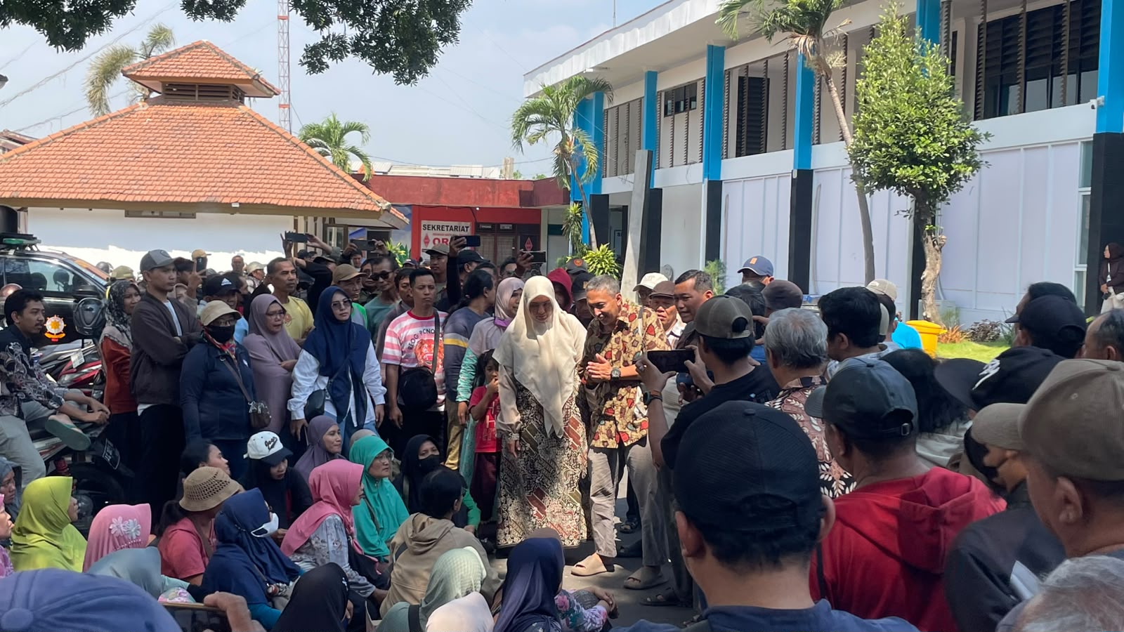 Pasca Demo di Balai Kota, Pedagang Labrak Gedung Dewan Minta RDP Transparan