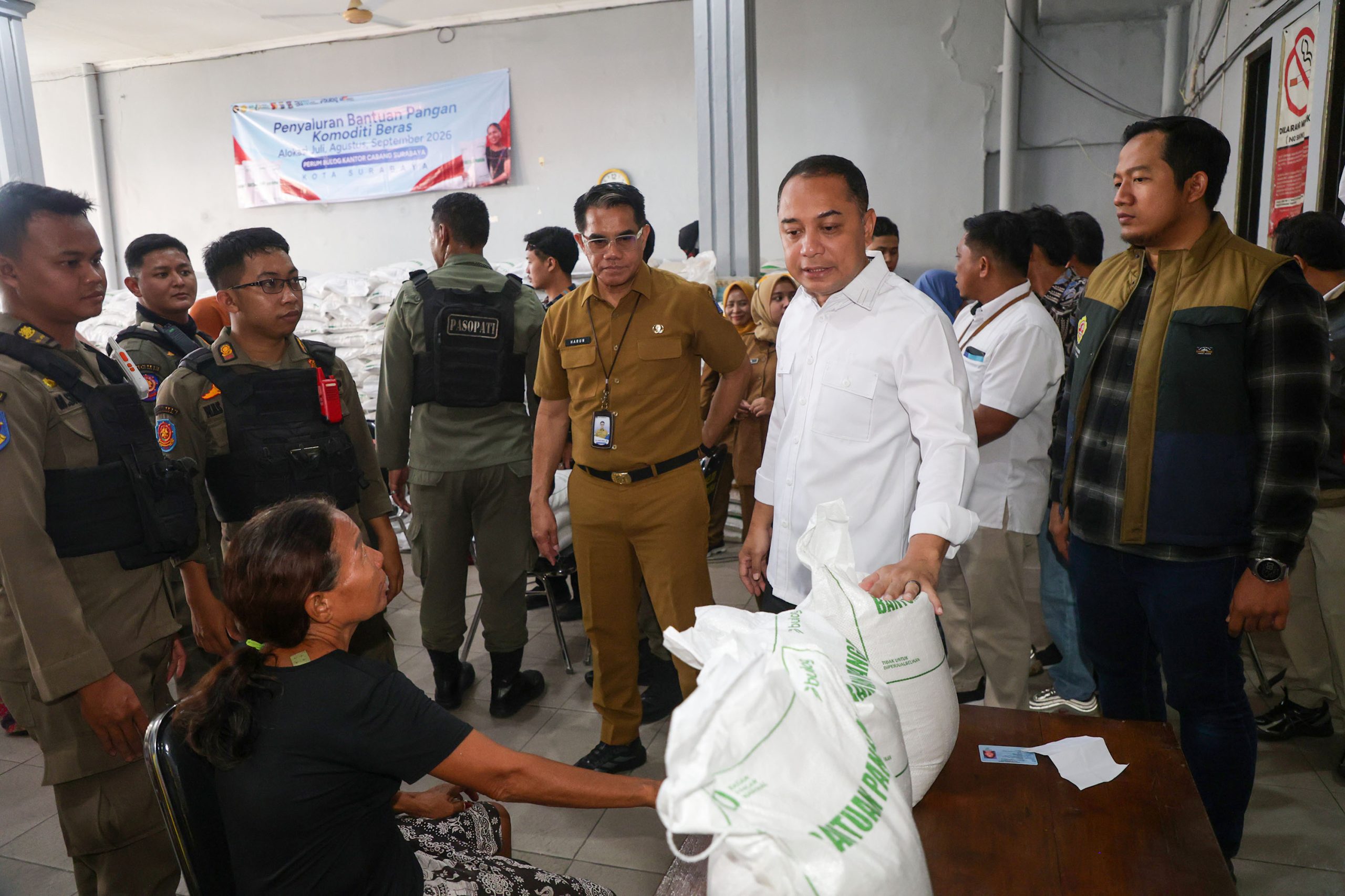 Bikin Salut! Karang Taruna Bantu Salurkan Beras Bapanas, Wali Kota Eri: “Iki Loh Anak Mudanya Surabaya”