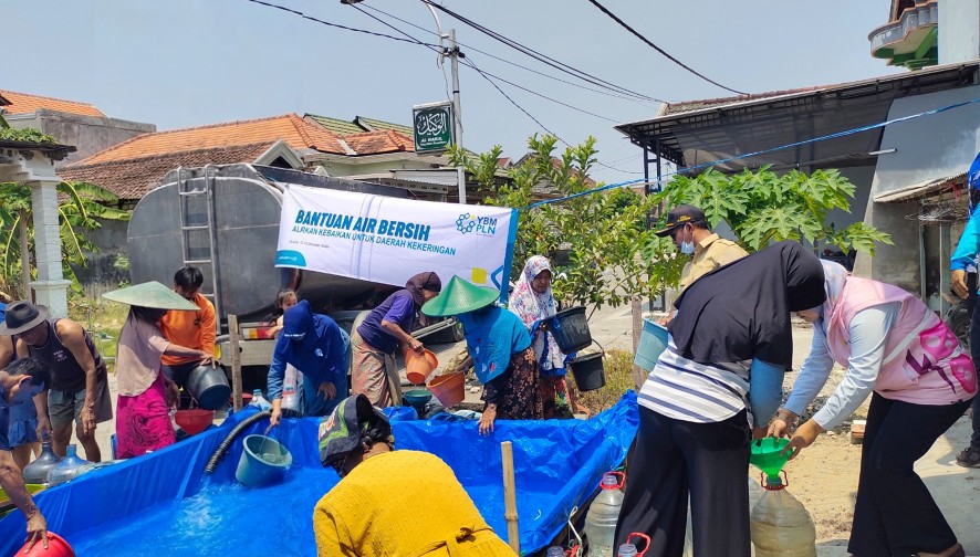 Sambut Hari Sumpah Pemuda, PLN Salurkan 29 Tangki Air Bersih bagi Warga Terdampak Kekeringan di Jawa Timur