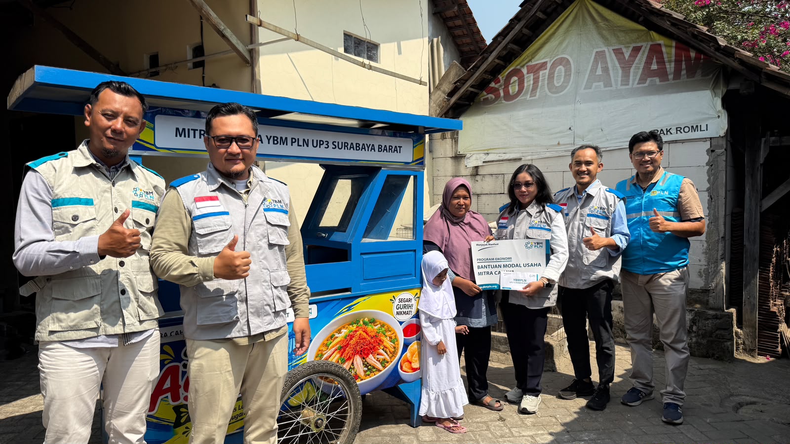 Semangat Hari Sumpah Pemuda, PLN UP3 Surabaya Barat Salurkan Bantuan Rombong Usaha untuk Dorong Kemandirian Ekonomi