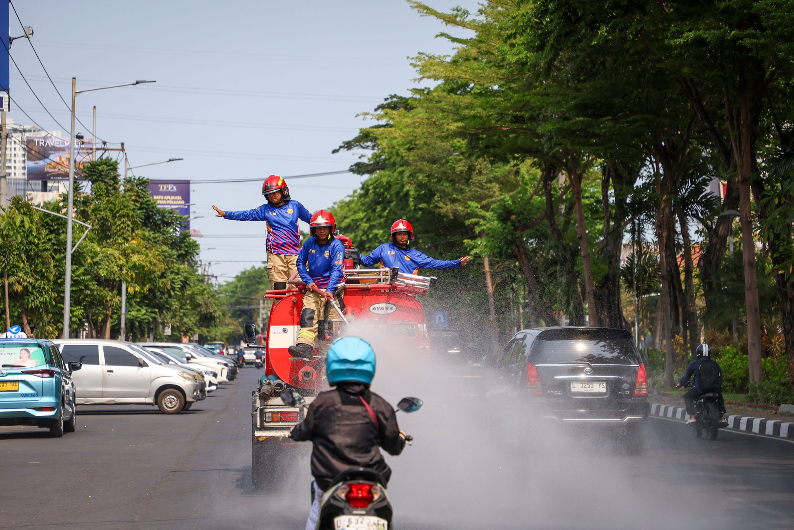 Redam Debu Proyek dan Suhu Panas, Damkar Surabaya Intensifkan Pembasahan Jalan