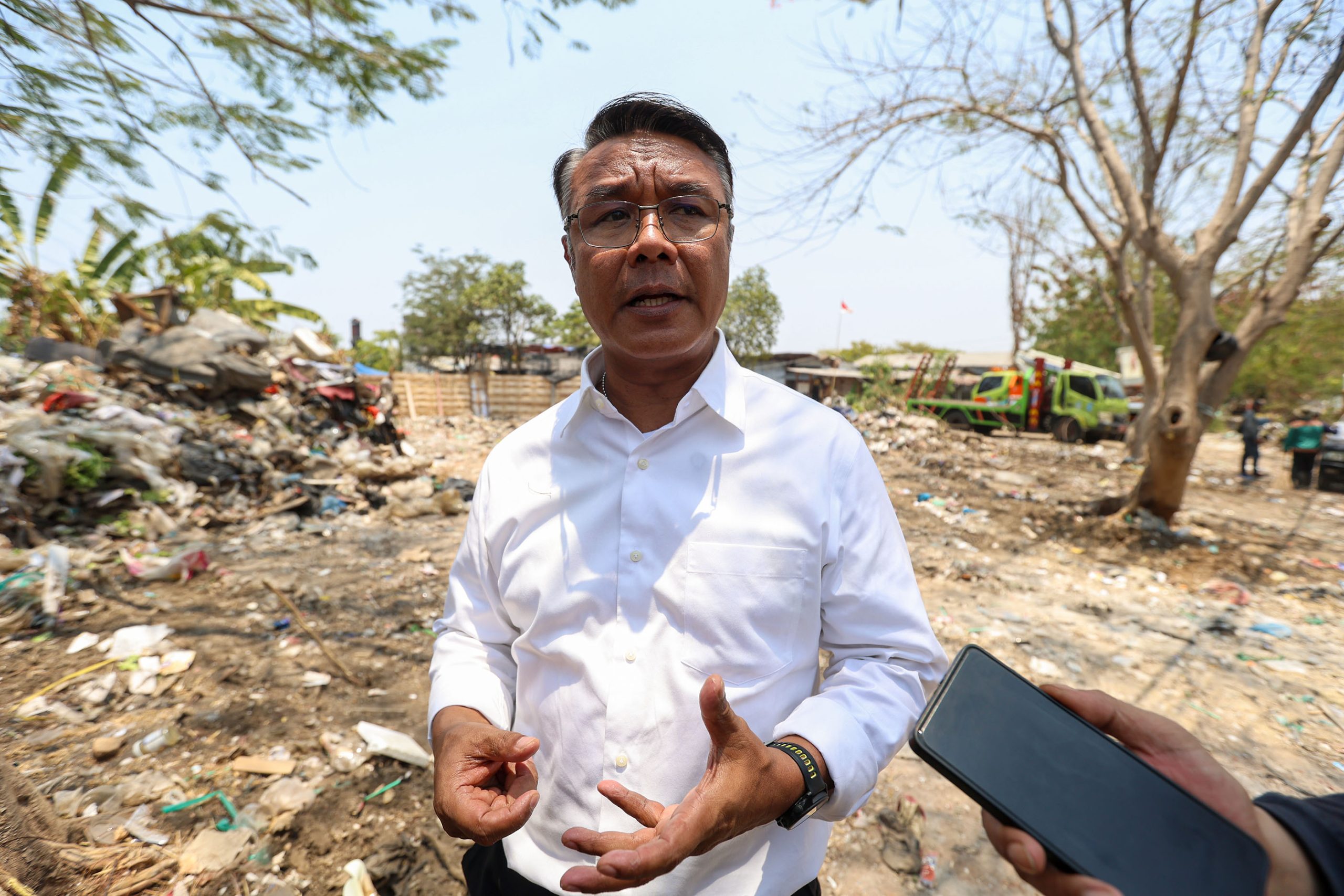 Pemkot Surabaya Tertibkan Aktivitas Pengelolaan Sampah Ilegal di 7 Tanah Aset
